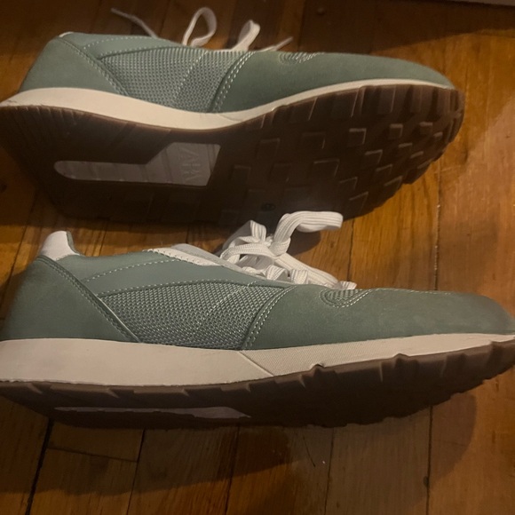 Light green sneakers with white laces - Picture 8 of 10